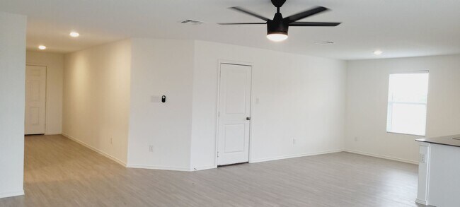 Building Photo - 4bd 2.5 ba in New Braunfels