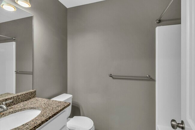 Building Photo - 210 SW Laurel Dr