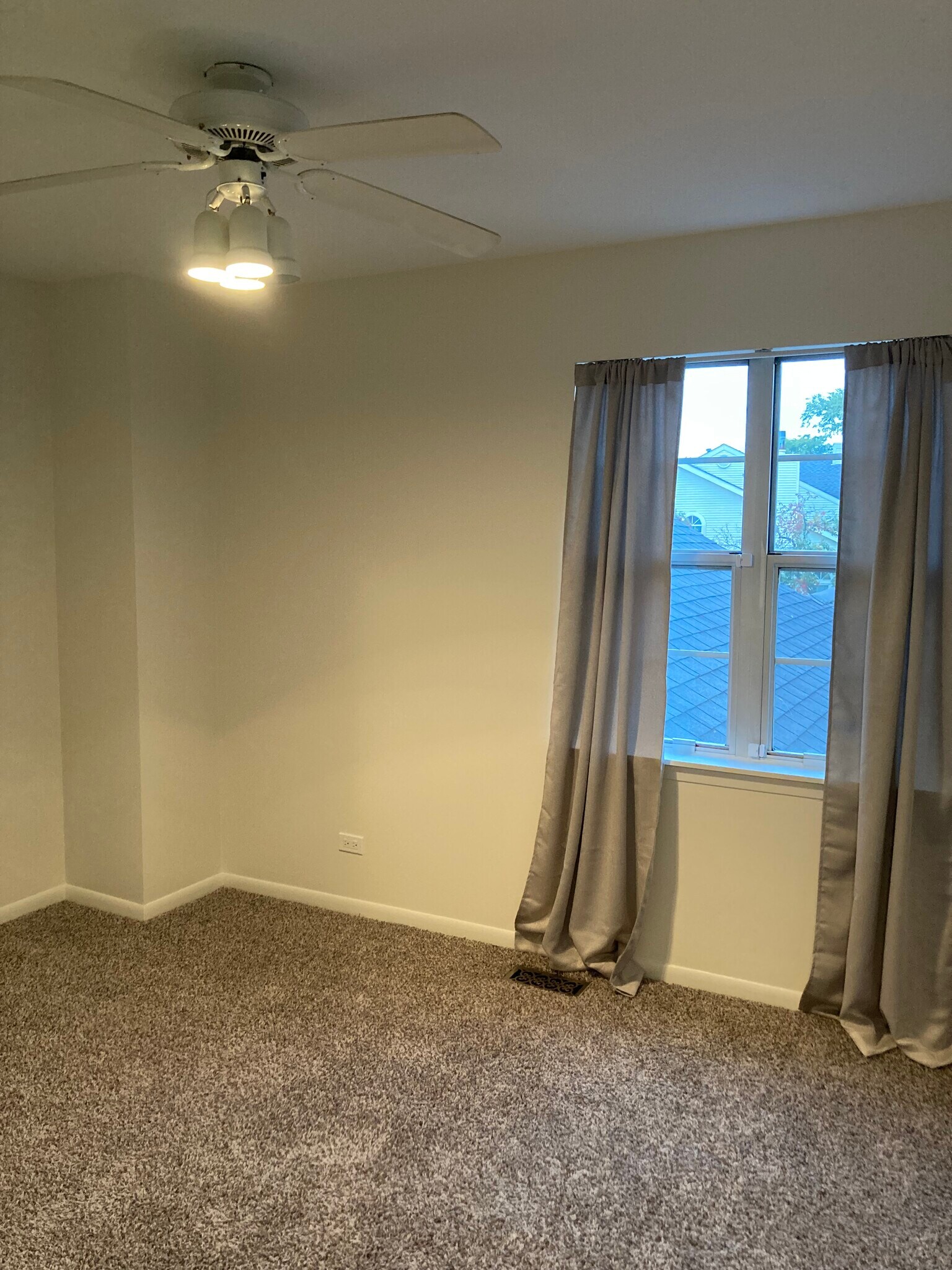 Building Photo - 1497 Golfview Dr