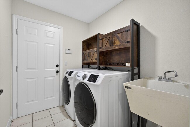 Building Photo - 12865 Meadowbend Dr