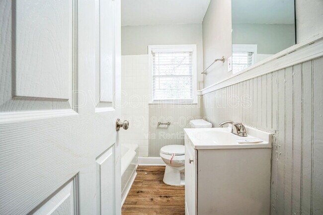 Building Photo - 927 Byron Dr SW