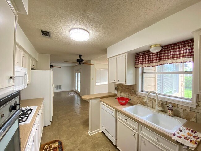 Building Photo - 2233 Ripple Creek Dr