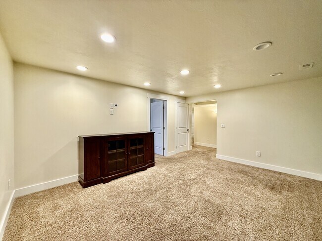 Building Photo - 6928 Village River Ln
