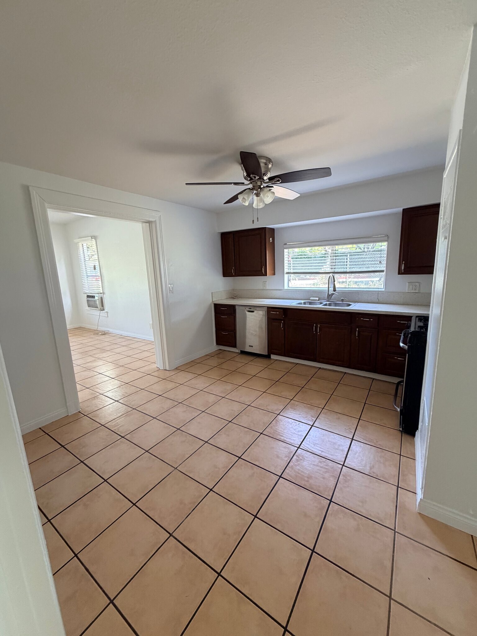 Building Photo - 869 Lincoln Ave