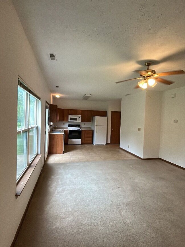 Building Photo - Large townhouse with 3 Bedrooms, 3.5 Bath,...