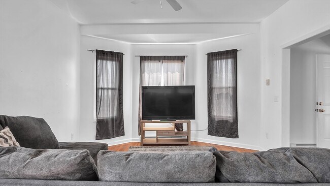 Building Photo - 1442 Main St