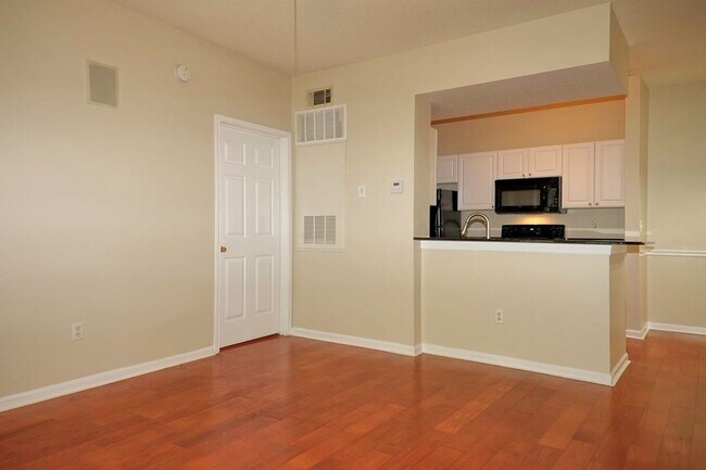 Building Photo - Capri at Hunters Creek - 2 WEEKS RENT FREE...
