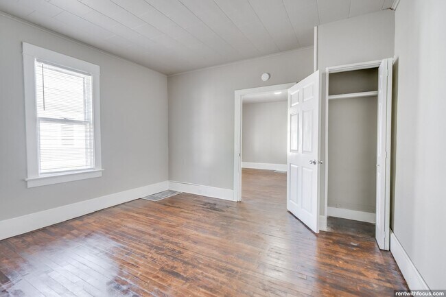 Building Photo - 528 5th St