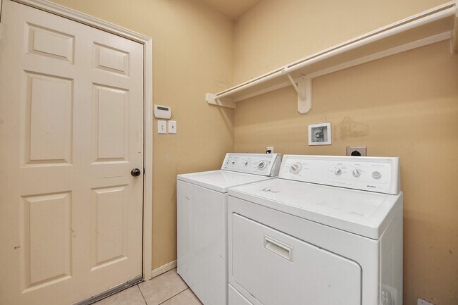 Building Photo - 1607 Parkview Ln