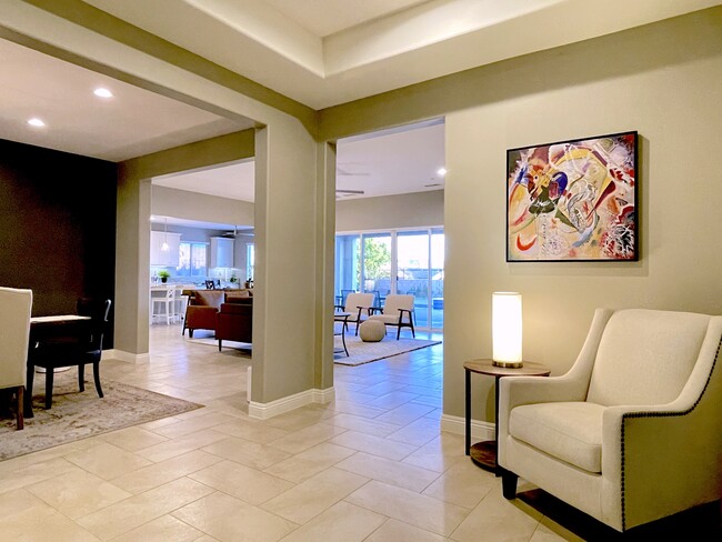 Foyer - 73670 Kandinsky Way