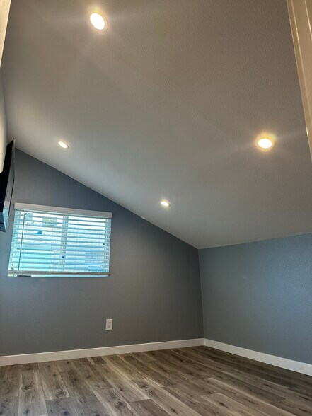 Building Photo - 517 Manzanita St