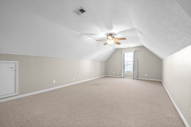 Building Photo - Pet Friendly Three Bedroom with Bonus!