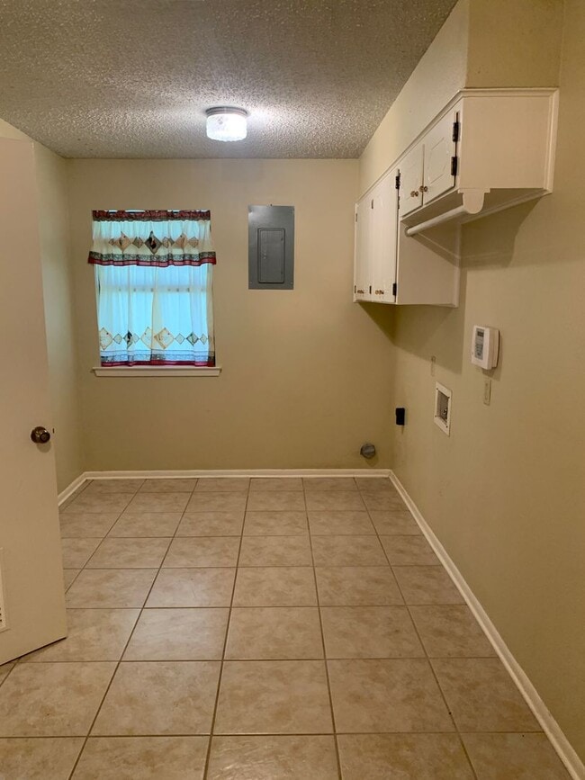 Building Photo - Cozy and Quaint 2 bedroom 2 bath with bonu...