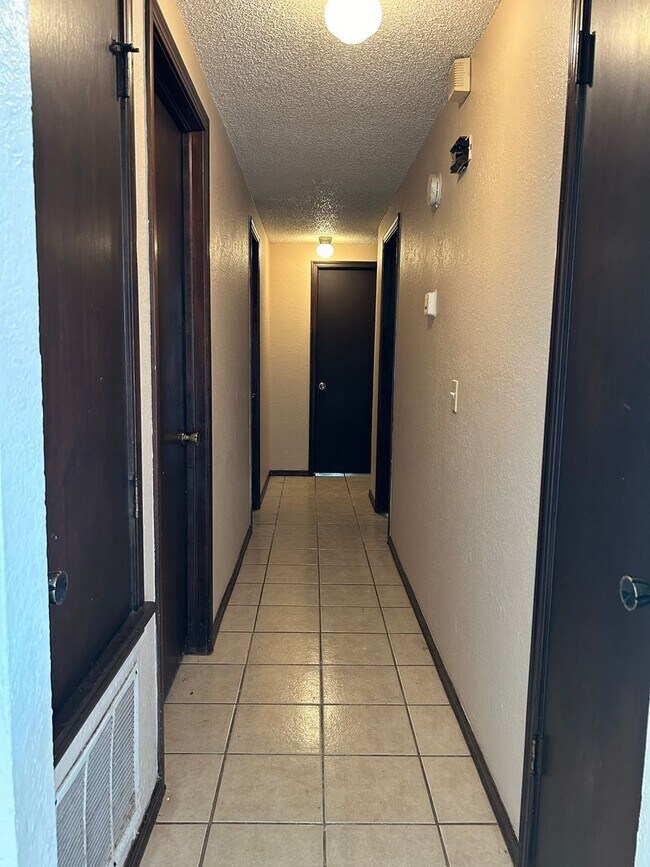 Building Photo - 3 Bed/1 Bath Near Tinker AFB!
