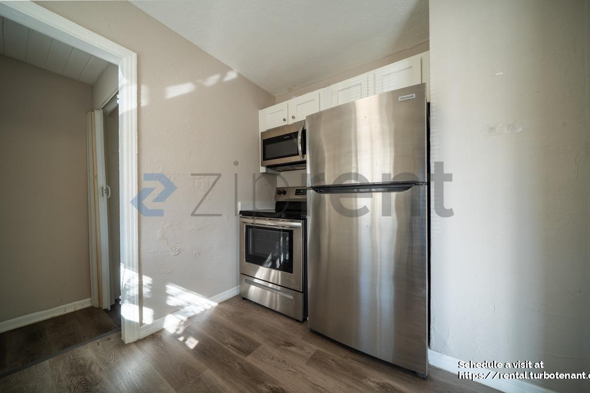 Building Photo - 925 17th St S