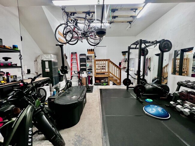 Building Photo - Charming 4 Bedroom home Near Virginia Beach Oceanfront!