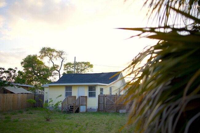 Building Photo - Spacious Clearwater Home with Modern Comforts with Private Backyard! 2bed | 1Bed