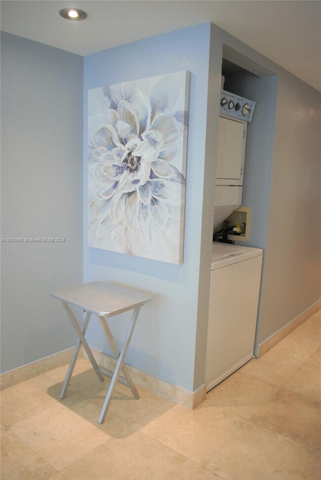 Building Photo - 1717 N Bayshore Dr