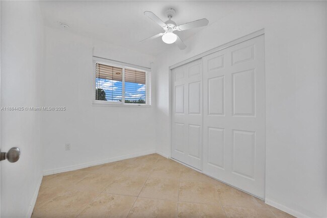 Building Photo - 2441 Tarpon Dr