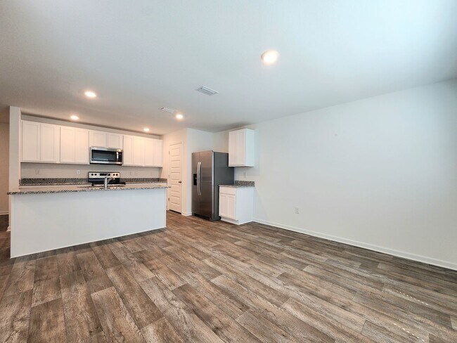 Building Photo - Lovely 4/2 available now in Raley Farms of...