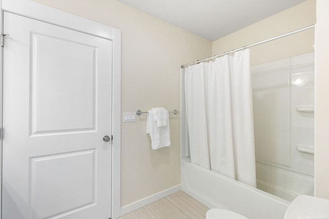 Building Photo - Comfort Meets Convenience in This Bellevue Condo