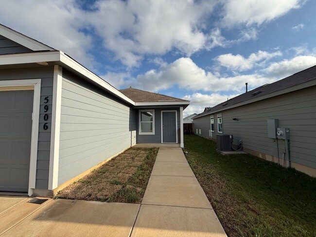Building Photo - Dream Home in Seguin- 3 Bedroom / 2 Bath -...