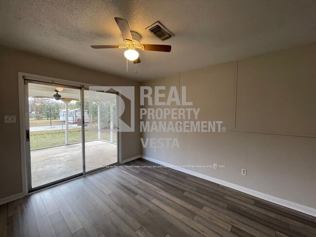 Building Photo - Spacious Three Bedroom Home in Warner Robi...