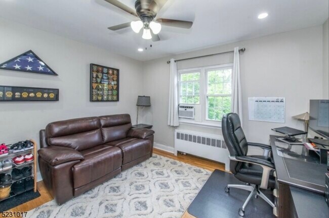 Building Photo - 8 Wedgewood Dr