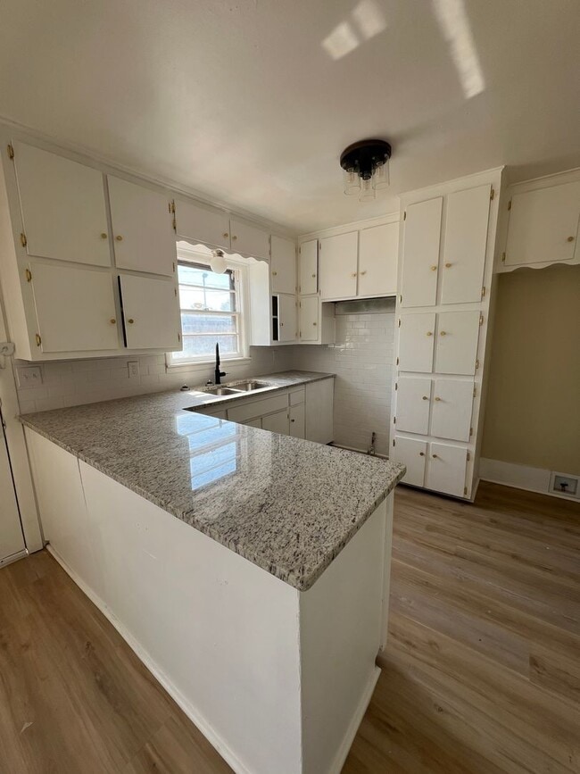 Building Photo - 302 N Forest St