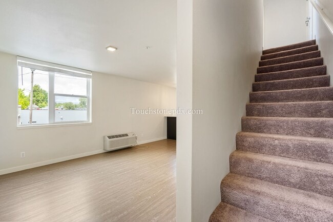 Building Photo - Contemporary 2 BD | 1.5 BA Apartment in The Heart of Northeast Portland