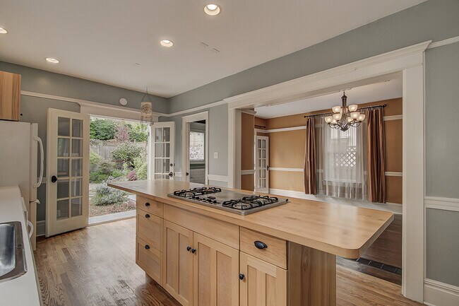 Building Photo - Great Queen Anne house located on the top of the hill 3bd 1.5 bath