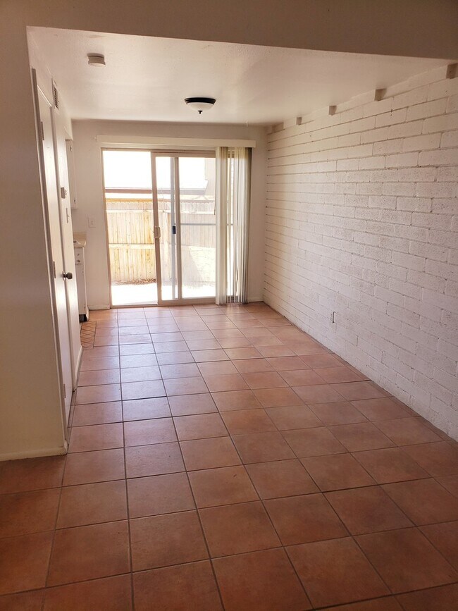 Building Photo - Bright 2 story 2br, 1b, 875sq. ft townhous...