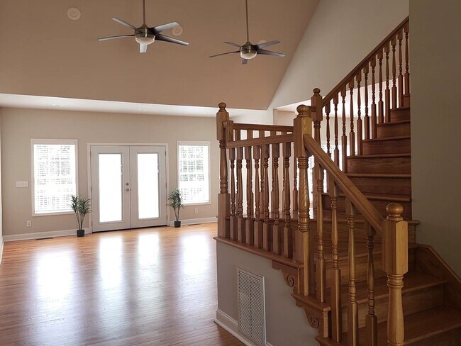 Building Photo - Lakeview Home!