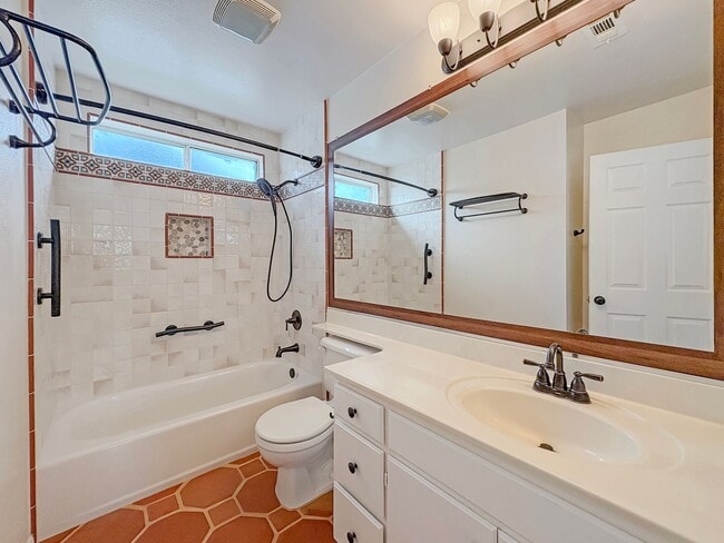 Building Photo - Charming 3B/2BA Oceanside Retreat with Mod...