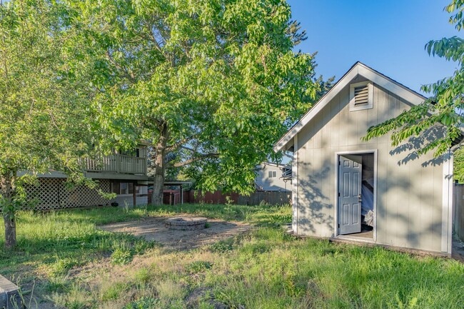 Building Photo - Bright Cozy Home w/ Deck & Yard Near Des Moines Marina