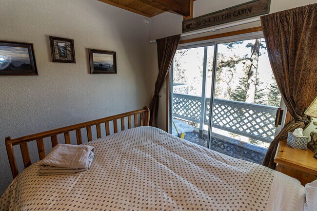 Building Photo - Spacious Three Bedroom located in Moonridge