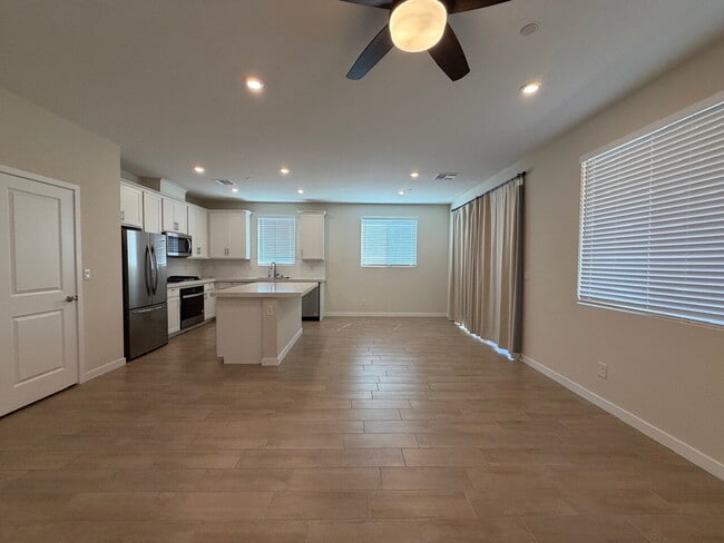 Building Photo - GORGEOUS 4 BED 3 BATH 2 CAR GARAGE SINGLE FAMILY HOME W/ LOFT, VAULTED ENTRYWAY, BACKYARD, AND BE...