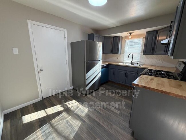 Building Photo - 2408 Caverhill Dr