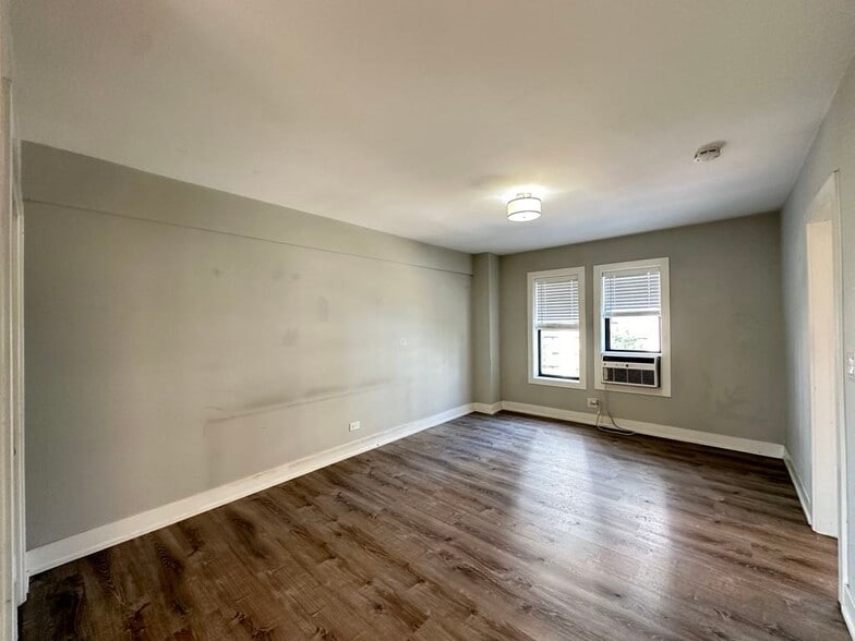 Building Photo - 545 W Belmont Ave