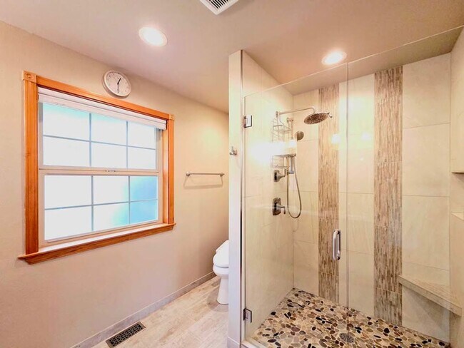 Building Photo - Gorgeous 4 Bed, 3 Bath Home w/ STUNNING RIVER FRONT VIEWS!!