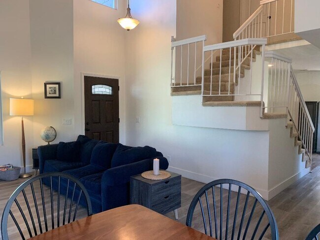 Building Photo - Wonderful East Ventura 4 Bedroom 2.5 Bath Home