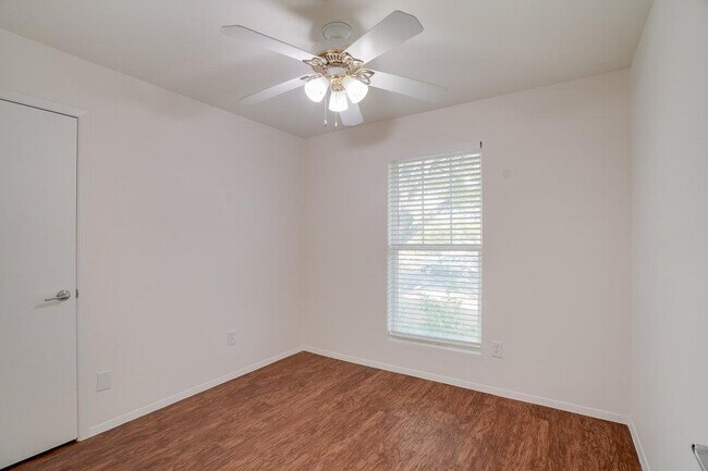 Building Photo - 7100 Barnsdale Way