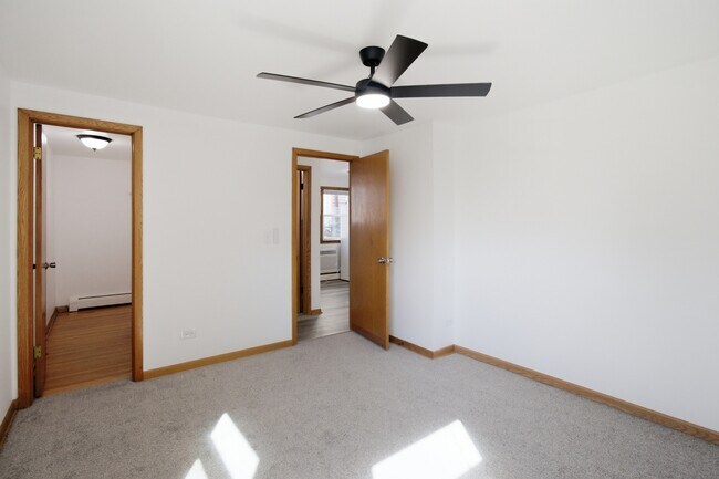 Building Photo - 4305 W Lawrence Ave