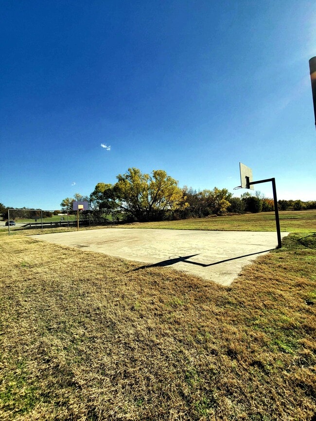 Building Photo - 111 Palomino Dr