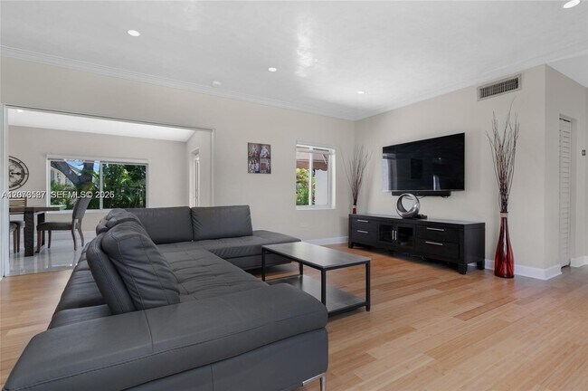 Building Photo - 535 SW 39th Ave