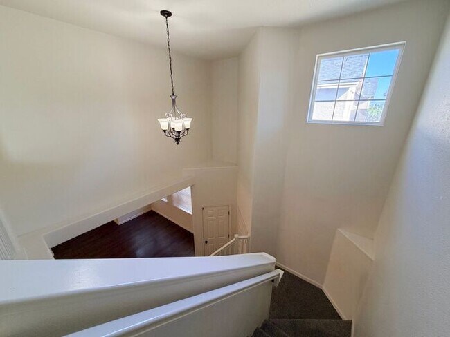 Building Photo - NW Reno Two Story - Beautiful Finishes with Mountain Views