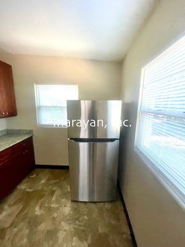 Building Photo - 2202 W Central Blvd