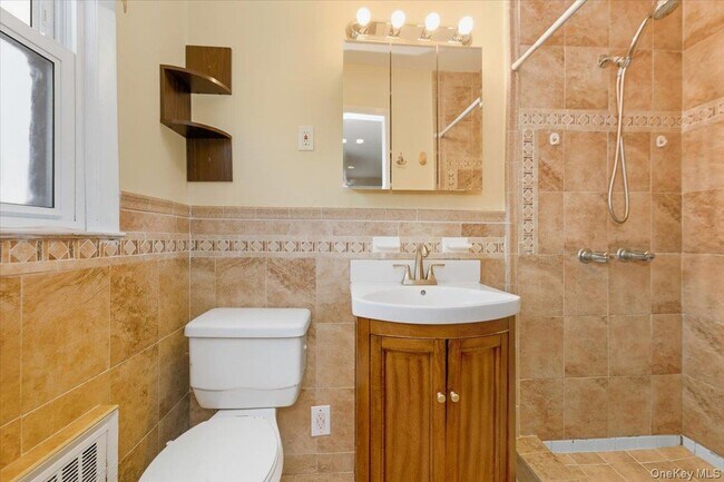 Building Photo - 401 W Walnut St