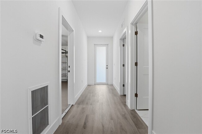 Building Photo - 723 Ivan Ave S