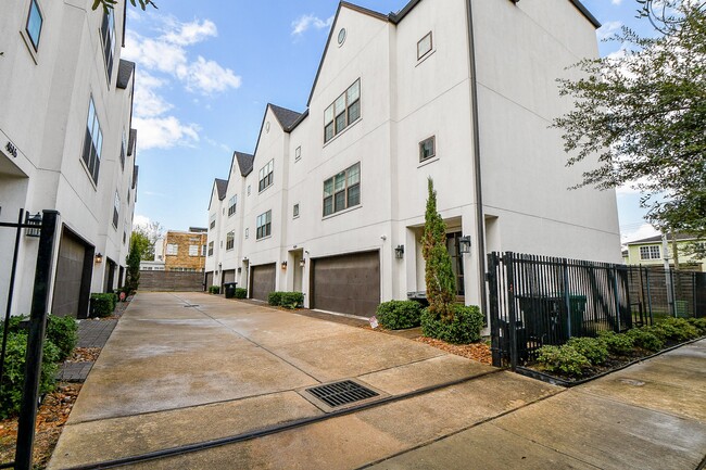 Building Photo - 4604 Chartres St